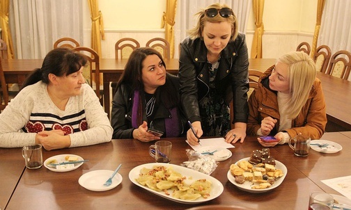 Wszyscy przybyli goście mogli raczyć się pierogami przygotowanymi na plebanii.