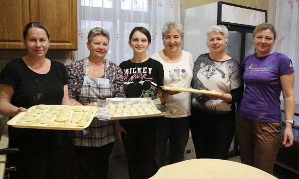 Natasza z Kijowa (z lewej) szefowała polsko-uraińskiej ekipie, która przygotowała pięćset pierogów.
