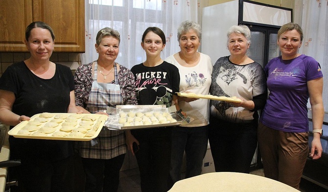 Natasza z Kijowa (z lewej) szefowała polsko-uraińskiej ekipie, która przygotowała pięćset pierogów.