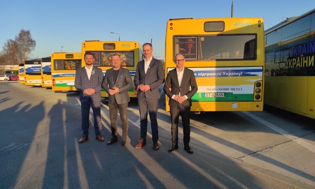 Śląskie. Bladym świtem 13 autobusów wyjechało do Lwowa