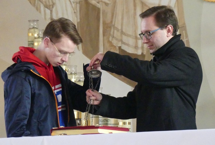 Lektorzy-kursanci i ks. Jakub Kulińskich podczas ćwiczeń w kościele.