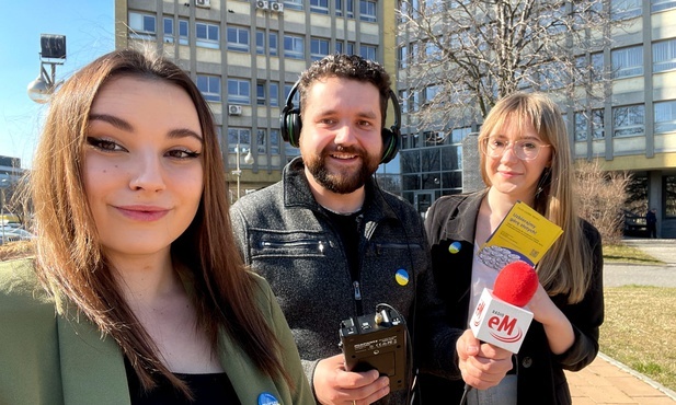 Tychy. Młodzież rozdaje przypinki i zachęca do wpłat na rzecz uchodźców