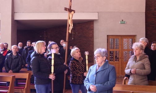 Droga Krzyżowa poprzedziła Mszę św. w intencji trzeźwości.
