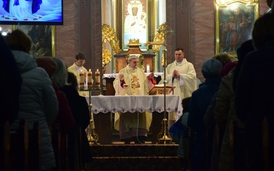 Uroczysta Msza św. w kościele parafialnym w Szewnie.