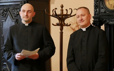 Od lewej: ks. kan. Tyberiusz Kroplewski i ks. Paweł Borkowski.
