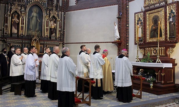 Zawierzamy i poświęcamy Twojemu Niepokalanemu Sercu