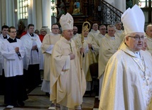 Mszy św. z okazji jubileuszu diecezji przewodniczył bp Marek Solarczyk. Z prawej ks. inf. Stanisław Pindera.