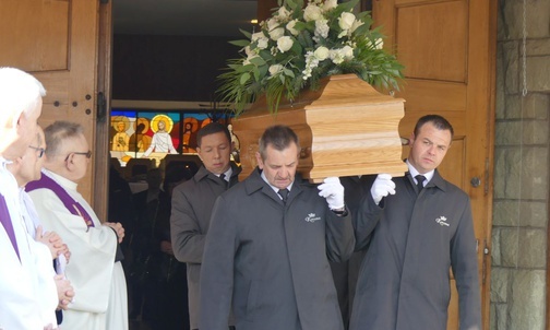 Po Mszy św. w Bystrej Krakowskiej trumnę z ciałem ks. Tomasza Niedzieli przewieziono do Bulowic.