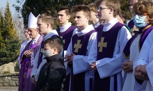 Bystrzańscy parafianie i duszpasterze razem z bp. Romanem Pindlem żegnali ks. Tomasza Niedzielę.