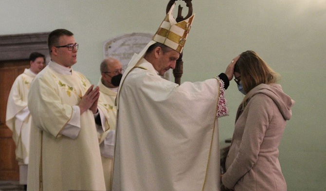 Po Mszy św. biskup udzielił indywidualnego błogosławieństwa mamom i ich oczekiwanym dzieciom.