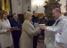 W procesji z darami razem z chlebem i winem przyniesiono deklaracje osób, które podjęły Duchową Adopcję Dziecka Poczętego.