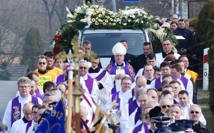 Uroczystości pogrzebowe ks. Tomasza Niedzieli w Bulowicach