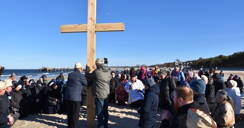 Krzyż wrócił na gdańską plażę