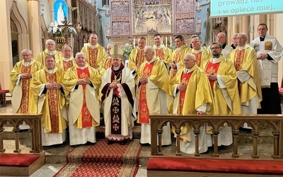 Pamiątkowe zdjęcie kapłanów koncelebrujących inauguracyjną Eucharystię.