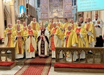 Pamiątkowe zdjęcie kapłanów koncelebrujących inauguracyjną Eucharystię.