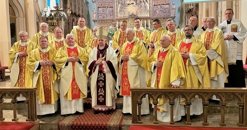 Pamiątkowe zdjęcie kapłanów koncelebrujących inauguracyjną Eucharystię.