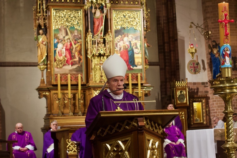 Msza św. żałobna za śp. abp. Edmunda Piszcza