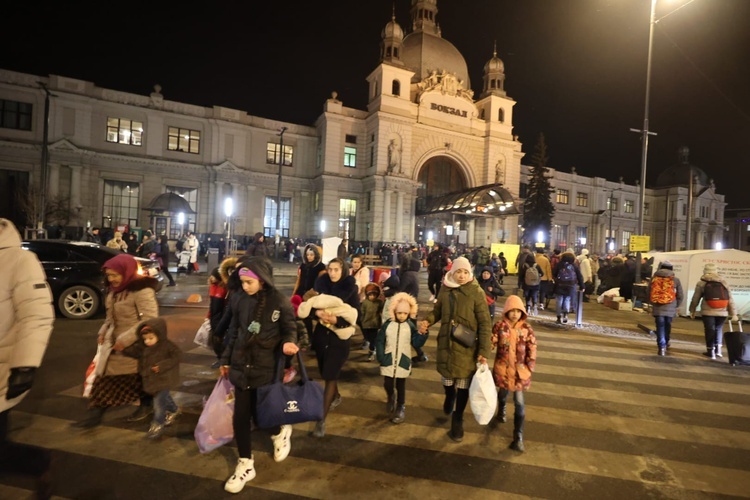 W bazylice Mariackiej wojenne zdjęcia z Ukrainy