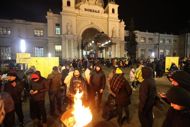 W bazylice Mariackiej wojenne zdjęcia z Ukrainy