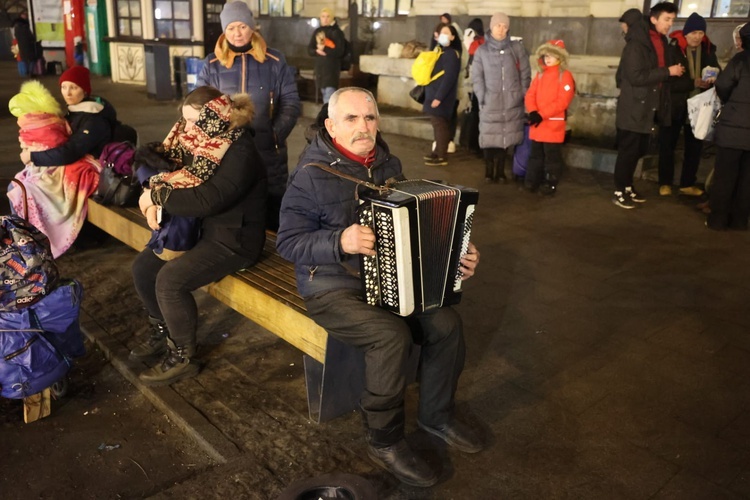 W bazylice Mariackiej wojenne zdjęcia z Ukrainy