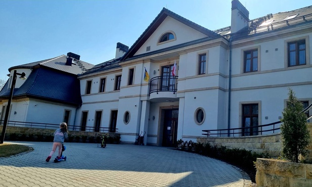 Tychy. Dom Pomocy Społecznej w Kobiórze stał pusty. Schronienie znajdują tu uchodźcy