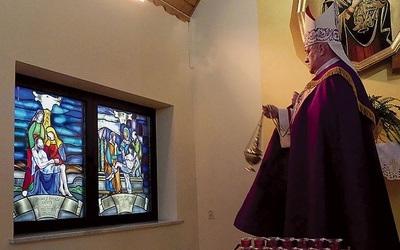 ▲	Biskup Piotr Greger erygował stacje męki Pańskiej w kaplicy Matki Bożej Królowej Polski.