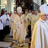 Mszy św. jubileuszowej przewodniczył biskup  ordynariusz. Z prawej  ks. inf. Stanisław Pindera.