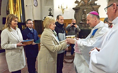 W procesji z darami razem z chlebem i winem przyniesiono deklaracje osób adoptujących poczęte dzieci.