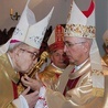 Abp Wacław Depo daje do ucałowania relikwie św. Kazimierza, patrona diecezjalnej wspólnoty, bp. Materskiemu. W środku bp Henryk Tomasik. Z prawej bp Stefan Siczek.