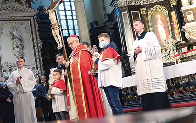 W czasie nabożeństwa Drogi Krzyżowej  bp Marek Mendyk  poniósł krzyż.