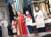 W czasie nabożeństwa Drogi Krzyżowej  bp Marek Mendyk  poniósł krzyż.
