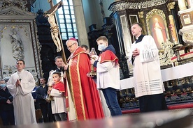 W czasie nabożeństwa Drogi Krzyżowej  bp Marek Mendyk  poniósł krzyż.