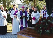 Bp Marek Mendyk w czasie pogrzebu.