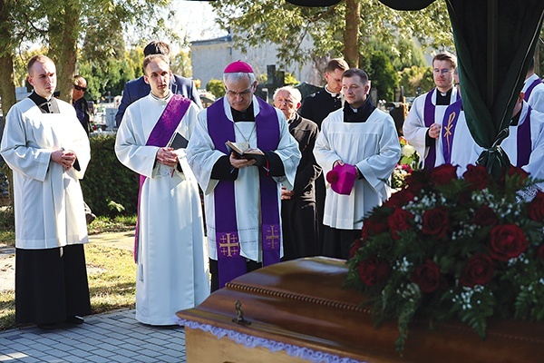 Bp Marek Mendyk w czasie pogrzebu.