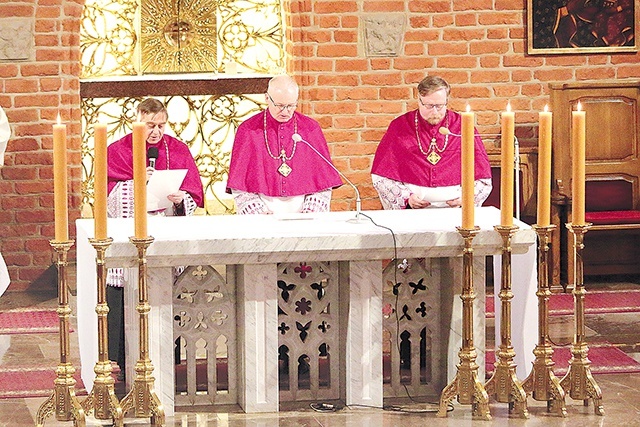 ▲	W czasie uroczystości do grona kanoników rzeczywistych i honorowych kapituły katedralnej włączono ks. Edwarda Rysztowskiego, ks. Jacka Neumanna, ks. Sylwestra Ziemanna i ks. Zbigniewa Pieczura (nie było on obecny, ponieważ jest misjonarzem w Afryce).