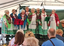 ▲	Zespół swoimi występami uświetnia wiele uroczystości. Tu  podczas Dni Jakubowych w Tolkmicku.