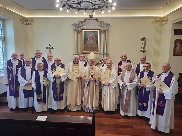 Rocznik święceń 1972 z abp. Wiktorem Skorcem w kaplicy domu rekolekcyjnego.