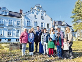 Uchodźcy przed domem rekolekcyjnym z ks. Mateuszem i siostrą Tatianą.