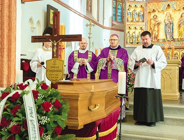 	Uroczystościom pogrzebowym przewodniczył  	bp Krzysztof Zadarko.