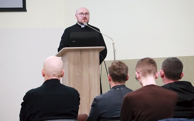 ▲	Parafia na Widoku ma nadzieję na cykl spotkań katechetycznych. Pierwszy wykład wygłosił ks. Grzegorz Cieślak.