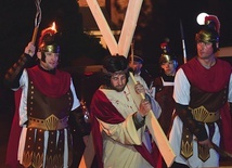 ▲	Wierni wędrowali za Chrystusem, którego odegrał J. Wojda.