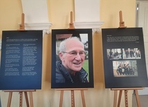  ▼	Spotkaniu towarzyszyła wystawa zdjęć poświęcona założycielowi.