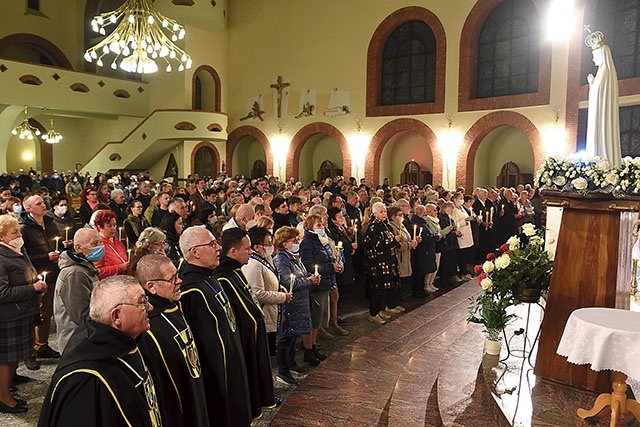 Duchowi opiekunowie poczętych dzieci przed figurą Matki Bożej Fatimskiej.