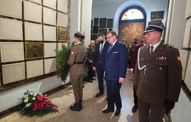 Po Mszy św. pod tablicą pamiątkową zostały złożone kwiaty.