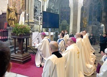 – Dziś tworzymy w całym chrześcijańskim świecie most, który łączy nasze miasta z Rzymem, z Nazaretem, z Fatimą – mówił metropolita.