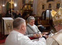 Uczestnicy otrzymali z rąk księdza biskupa księgę Pisma Świętego.