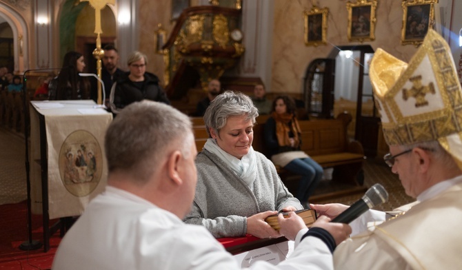 Uczestnicy otrzymali z rąk księdza biskupa księgę Pisma Świętego.