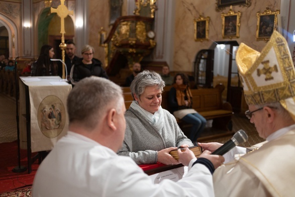 Uczestnicy otrzymali z rąk księdza biskupa księgę Pisma Świętego.