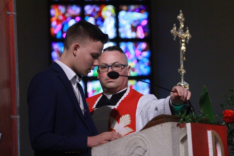 Bierzmowanie młodych z Nawojowej i Zawady