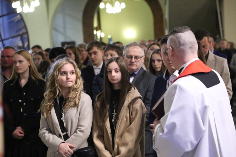 Bierzmowanie młodych z Nawojowej i Zawady